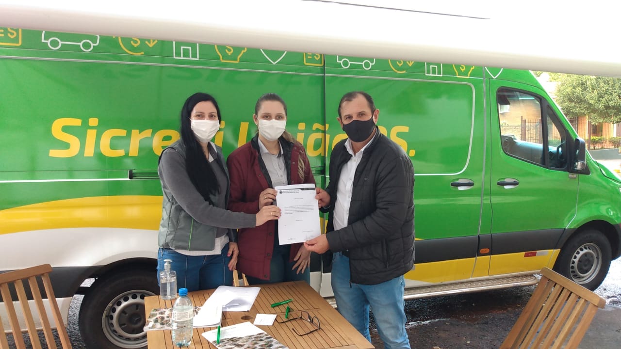 Prefeitura recebe agência móvel do Sicredi União